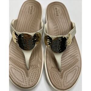 Crocs Sanrah Cream w/ Hammered Gold Circle Thong Wedge Sandals Size 5